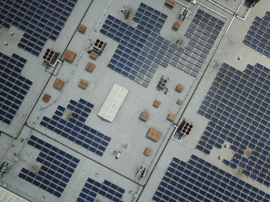 Energia in azienda: tre strade mentre l'Italia rallenta sul clima